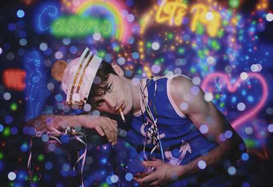 PIERRE ET GILLES, Let's Party (Antoine Rigolot), 2023, Photographie imprimée par jet d’encre sur toile et peinte, 115 × 142 cm (encadré) © Courtesy des artistes et TEMPLON, Paris - Brussels - New York 