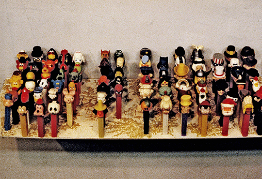 PEZ, collection de distributeurs de bonbons exposé lors de l'exposition The People's Choice, 1981, New-York USA