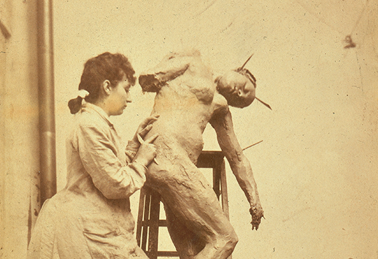 William Elborne, Camille Claudel modelant Sakountala, vers 1887, photographie,  inv. Ph.528 © Paris, musée Rodin