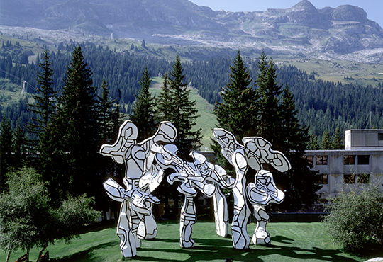 Jean Dubuffet, Le Boqueteau, époxy peint au polyuréthane, 9m H, Centre Pompidou-MNAM-Centre de Création Industrielle, Paris, en dépôt à Flaine, 1988 © ADAGP, Paris 2025 / Fondation Dubuffet, Paris / Photo : Jacqueline Hy